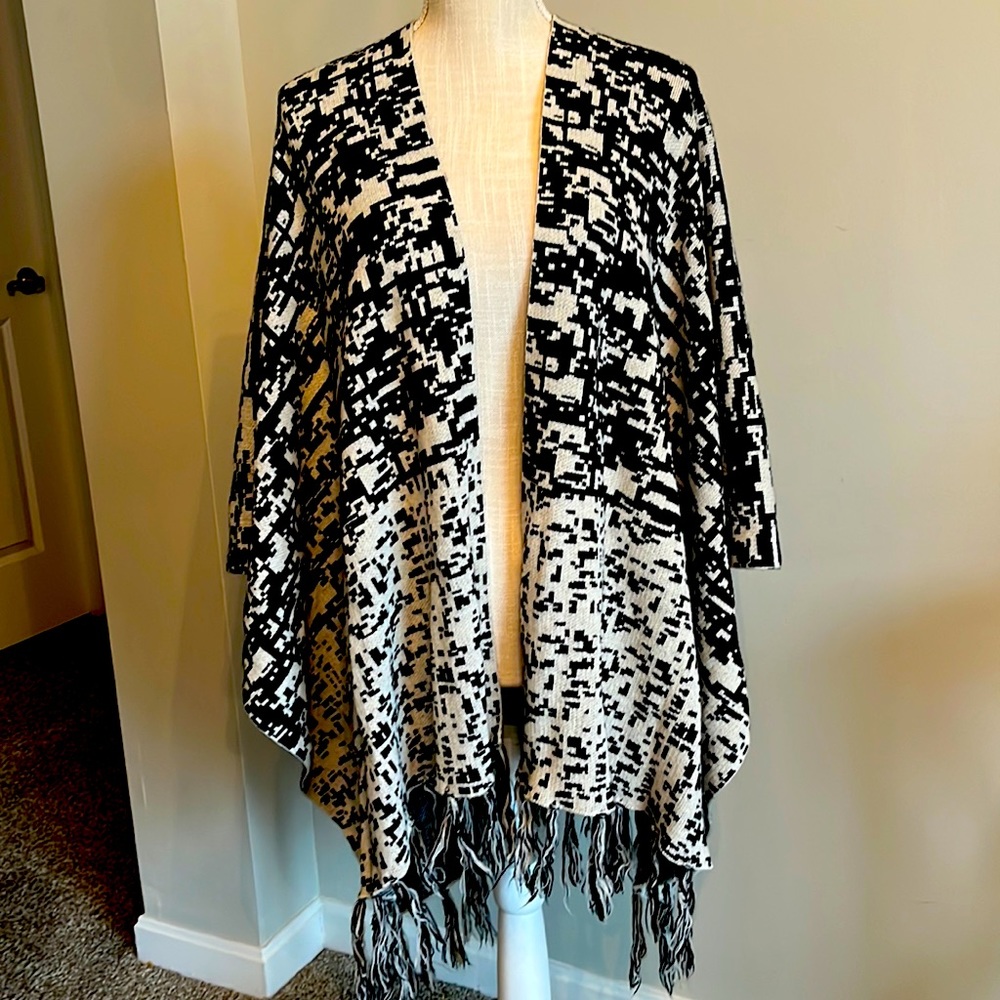 Simply Vera Vera Wang Black and White Cape